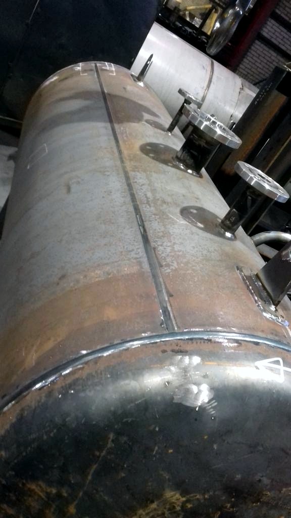 Geprefabriceerd drukvat met langsnaad en gelaste flensaansluitingen
