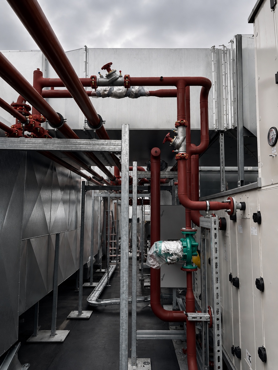 Leidingwerk en waterzijdige aansluitingen voor klimaatinstallaties binnen utiliteitsbouw en industrie