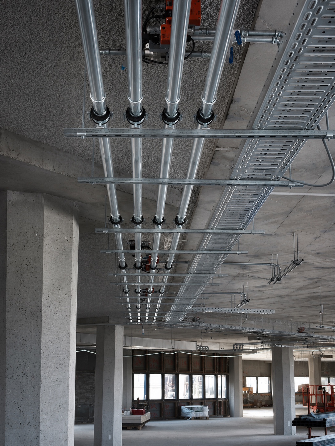 Verzinkt leidingtracé onder een betonvloer in een utiliteitsproject