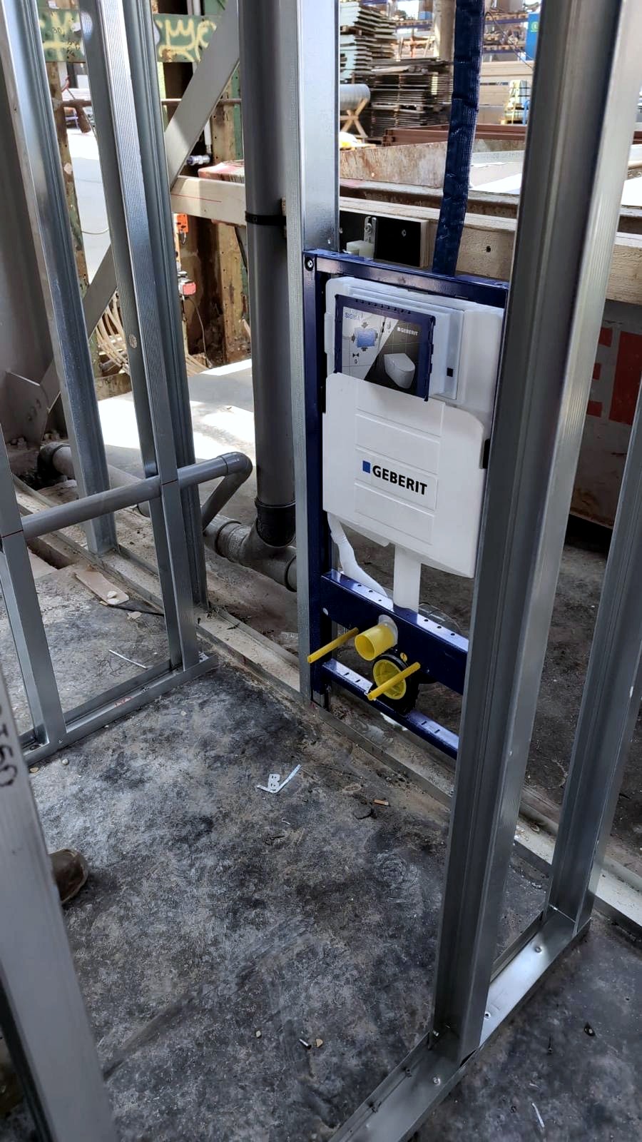 Geberit inbouwframe gemonteerd in een stalen wandconstructie