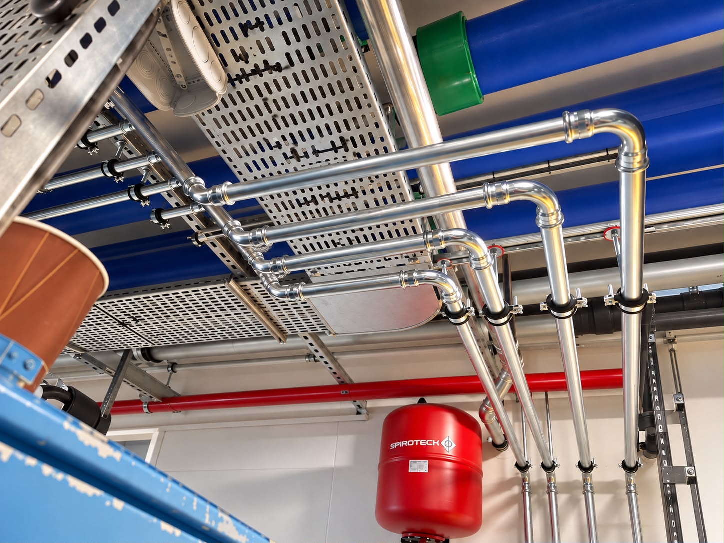 Technisch leidingwerk zorgvuldig gemonteerd en geïntegreerd binnen de bestaande installatie